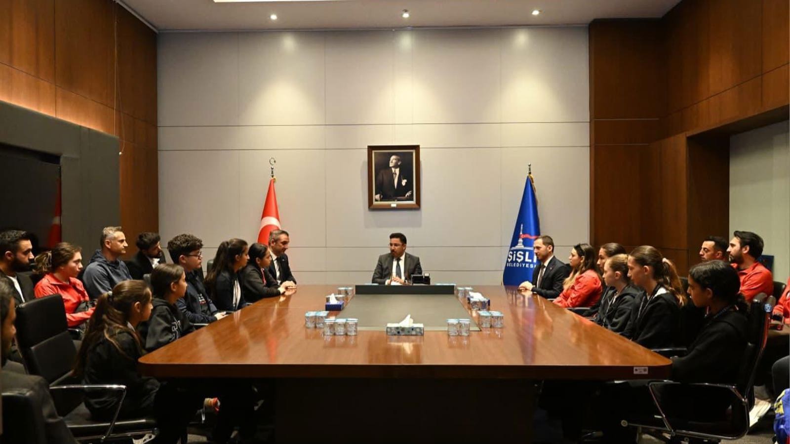 GENÇLİK HAFTASI'NDA BAŞARILI SPORCULARDAN BAŞKAN VEKİLİ AYHAN TERZİ'YE ZİYARET