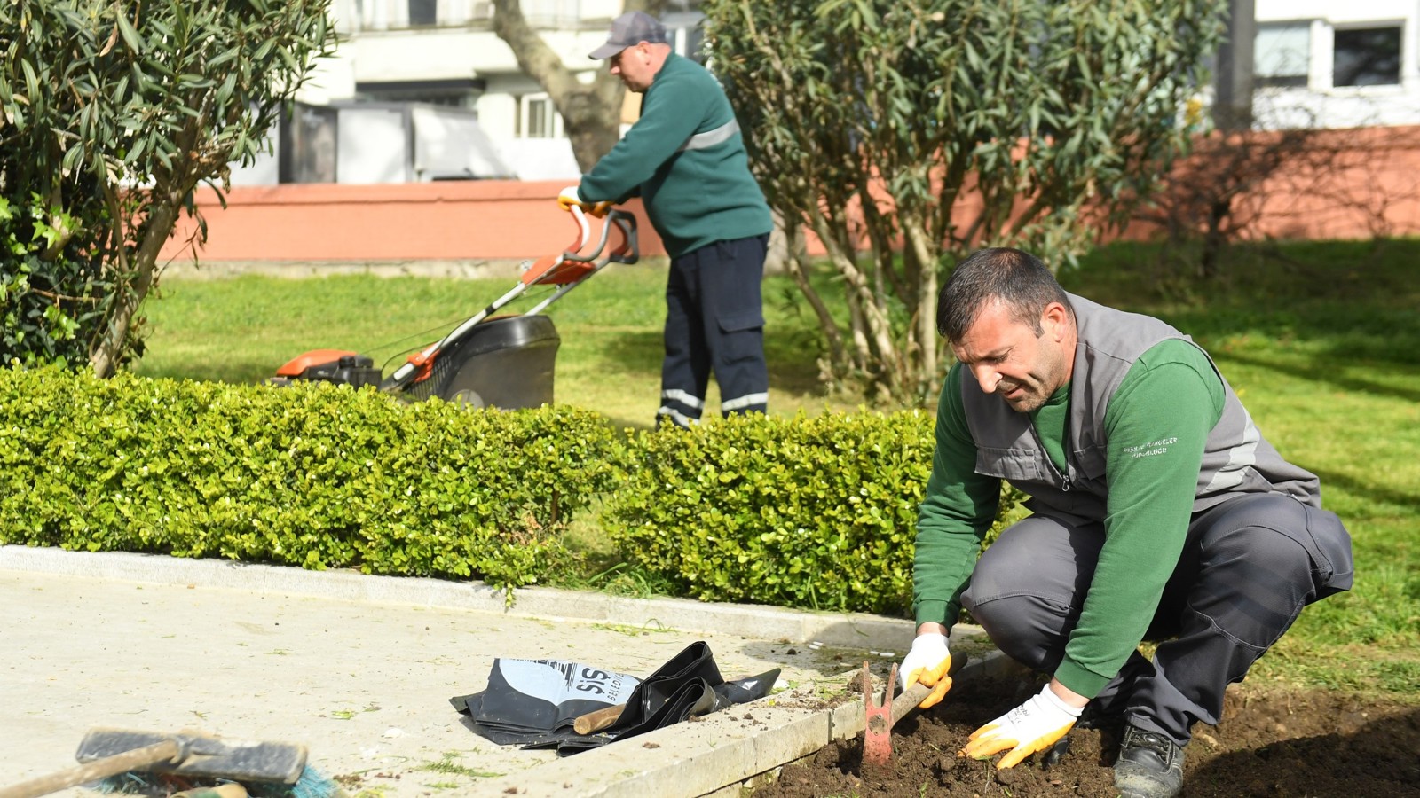 ŞİŞLİ’DE PARKLAR BAHARA HAZIRLANIYOR