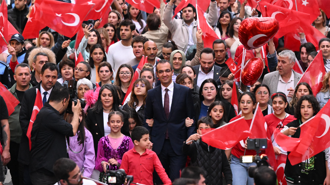 Şişli'de 23 Nisan Coşkusu Sanatçı Hadise Konseriyle Taçlandı