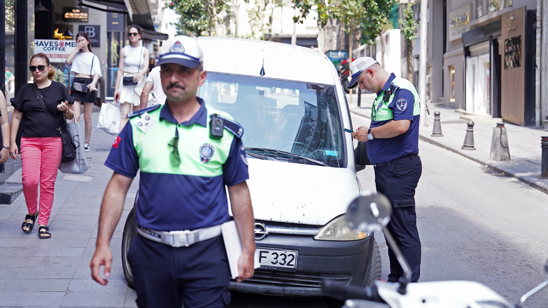 ŞİŞLİ’DE KALDIRIM İŞGALİ BİTİYOR: 60 ARACA TOPLAM 58 BİN 620 LİRA CEZA!