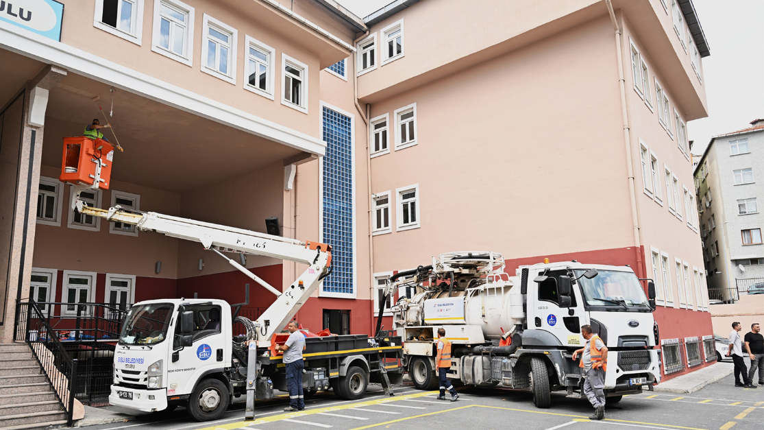 ŞİŞLİ'DE ZİL ÇALMADAN OKULLAR BOYANIYOR