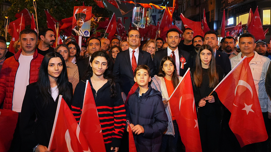 BEŞİKTAŞ, BEYOĞLU VE ŞİŞLİ’DEN BİNLERCE KİŞİ CUMHURİYET İÇİN YÜRÜDÜ