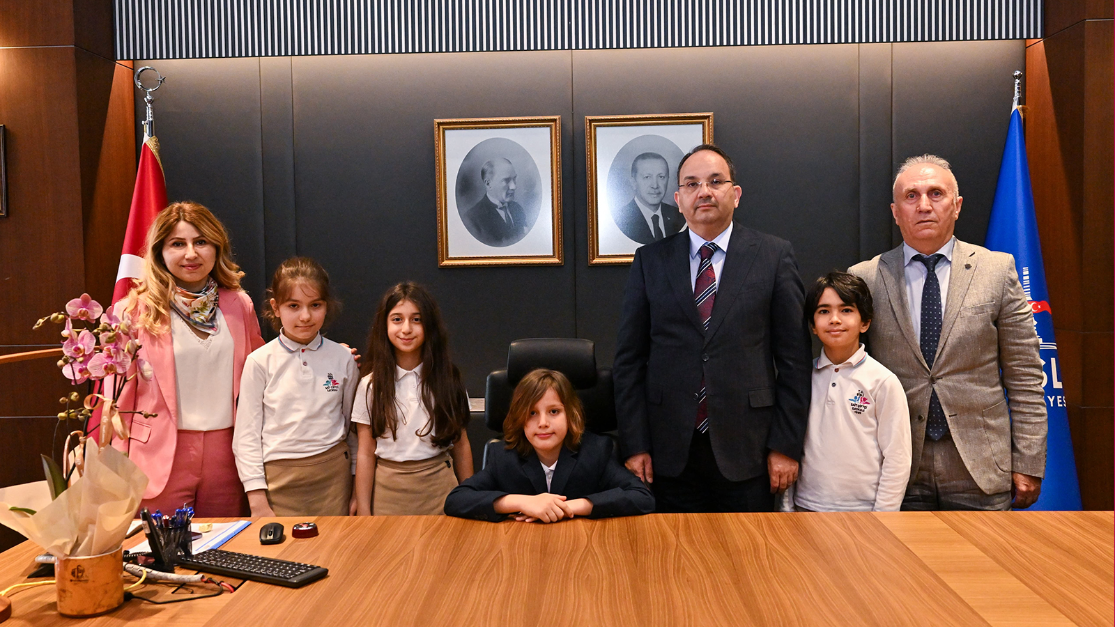 BELEDİYE BAŞKAN VEKİLİ CEVDET ERTÜRKMEN 23 NİSAN ULUSAL EGEMENLİK VE ÇOCUK BAYRAMI KAPSAMINDA MAKAMINI SAİT ÇİFTÇİ İLKOKULU ÖĞRENCİLERİNE DEVRETTİ